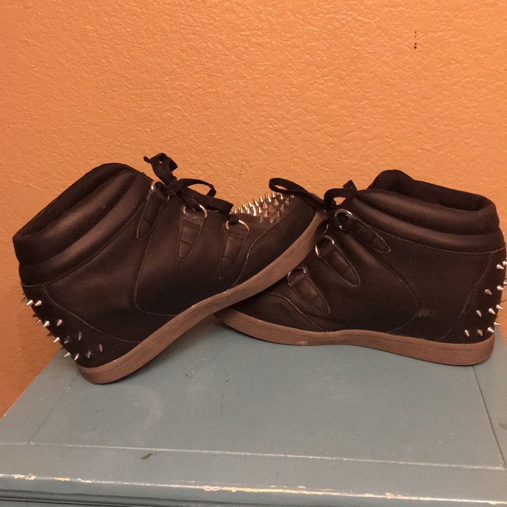 I’m selling black heels